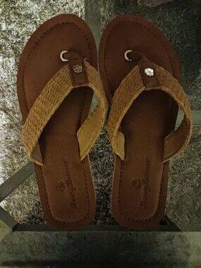 Tommy Bahama Tan Flip Flop Sandals Size 7 or 7.5